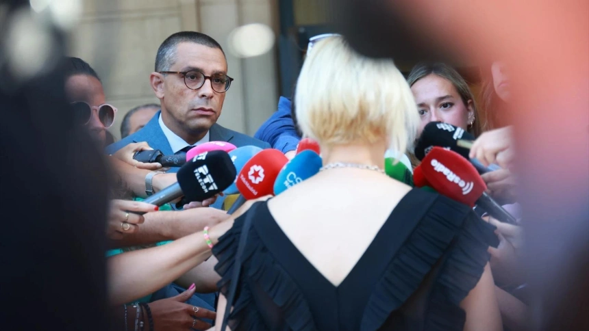 Foto de la víctima junto a su abogado rodeados de periodistas