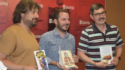 Rubén García y Eduardo Torres de Numanguerrix han presentado la nueva guía para sanjuaner@s en el Ayuntamiento de Soria