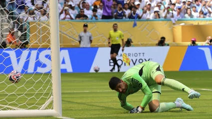 El balón entra en la portería de Courtois tras el lanzamiento de penalti de Rubén Neves