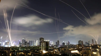 Vista del sistema de defensa israelí, la Cúpula de Hierro, interceptando misiles iraníes que caen sobre Tel Aviv, Israel
