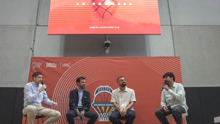 Àrtur, el cantante y compositor de La Promesa, el huevo himno de Valencia Basket, al lado de Alberto Chilet y Enric Carbonell, director de comunicación y CEO taronjas, y Arnau Espanya, productor