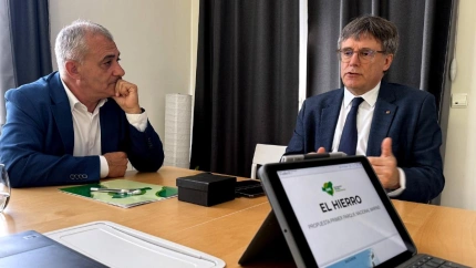 Javier Armas y Carles Puigdemont, conversando en Bélgica sobre el futuro parque nacional marino del Mar de las Calmas