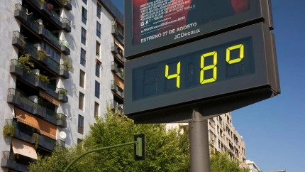 Termómetro marcando la temperatura alta de verano