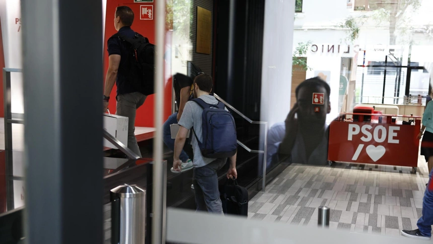 Agentes de la UCO entran en la sede de Ferraz para clonar el correo de Santos Cerdán