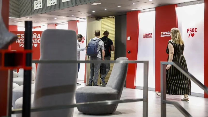 La UCO de la Guardia Civil accediendo este viernes a la sede del PSOE en la calle Ferraz