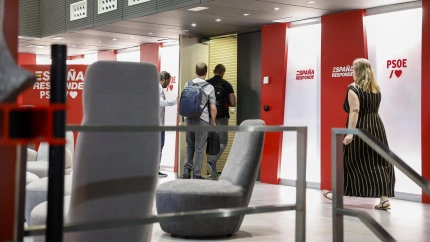 La UCO de la Guardia Civil accediendo este viernes a la sede del PSOE en la calle Ferraz