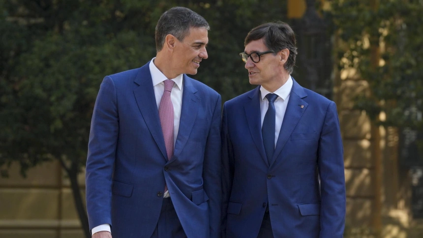 Pedro Sánchez junto al presidente de la Generalitat de Cataluña, Salvador Illa, antes de la Conferencia de Presidentes