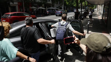 Efectivos de la UCO salen de la sede del PSOE tras acceder a la sede del PSOE para clonar el correo corporativo de Cerdán