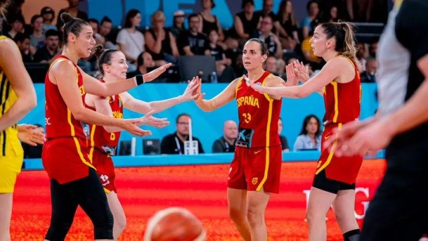 Las jugadoras de España celebran una acción durante el partido ante Suecia