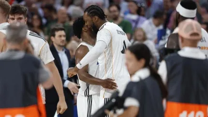 Los jugadores del Real Madrid celebran la victoria ante Valencia Basket