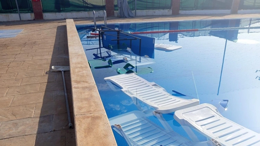 Vandalismo en la piscina de Sant Mateu