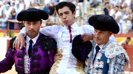 Marco Pérez siendo trasladado a la enfermería de la plaza de toros de Alicante