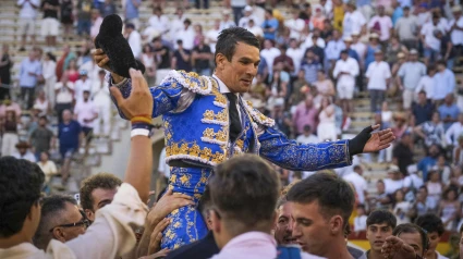 José María Manzanares, en su salida a hombros este lunes en Alicante