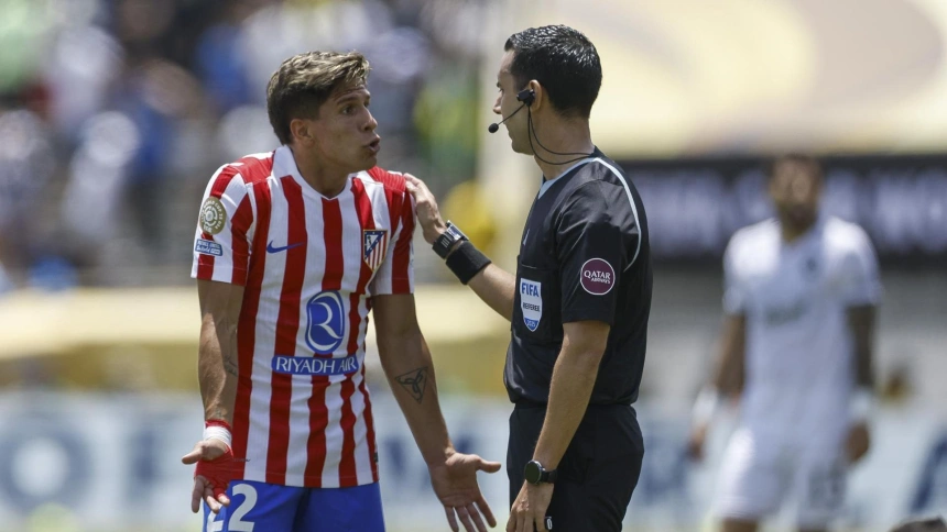 Giuliano Simeone protesta una acción en el Atlético - Botafogo
