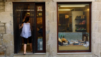 Una mujer entrando a una panadería rural