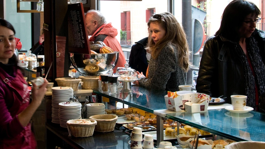 Barra de una cafetería en Madrid