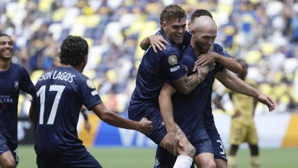 Christian Gray, junto a sus compañeros de Auckland celebran el gol ante Boca Juniors.