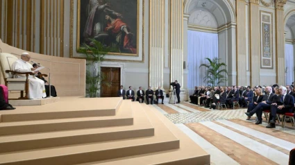 León XIV leyendo su discurso durante el jubileo en Roma