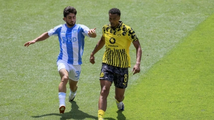 Nmecha tiene el balón con un jugador del Ulsan detrás