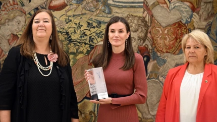 La presidenta de la AVT, Maite Araluce y Ángeles Pedraza junto a la  Reina durante la audiencia a una representación de la Asociación Víctimas del Terrorismo en el Palacio de La Zarzuela