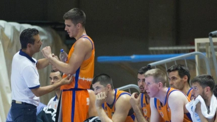 Álvaro Sala atiende a Marinkovic en su primera etapa taronja