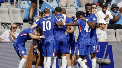 Los jugadores del Chelsea celebran el gol de Reece James