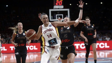 Raquel Carrera penetra a canasta ante una rival de Bélgica