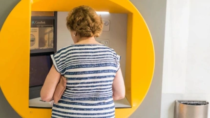 Mujer sacando dinero de un cajero