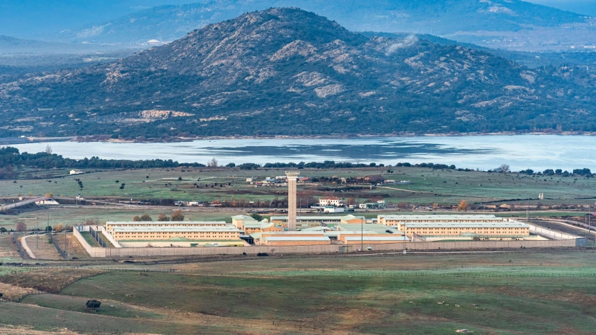 Prisión de Soto del Real entre las montañas de la Comunidad de Madrid (España)