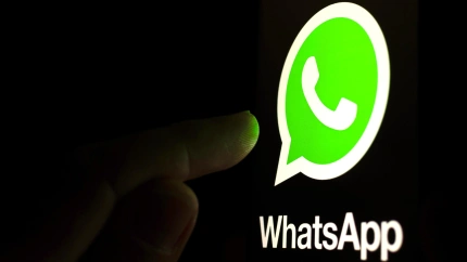 Logo de WhatsApp iluminado en una pantalla