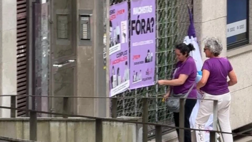 Varias personas colocan carteles a las puertas de la sede del PP de Santiago este pasado 25 de junio
