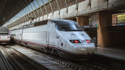 Tren de alta velocidad RENFE AVE en el andén de la estación de tren de Santa Justa en Sevilla, Andalucía.