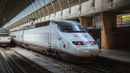 Tren de alta velocidad RENFE AVE en el andén de la estación de tren de Santa Justa en Sevilla, Andalucía.