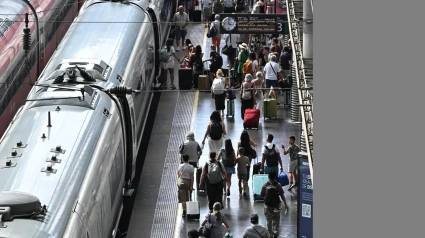 Varios usuarios caminan por los andenes de la Estación de Atocha