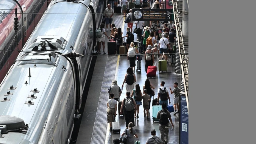 Varios usuarios caminan por los andenes de la Estación de Atocha