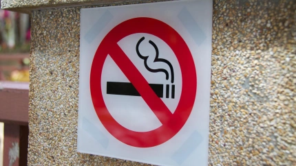 El hábito de fumar se ha reducido, pero el cáncer de pulmón desciende más lento.