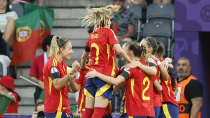 Las jugadoras de la selección femenina festejan uno de los goles ante Portugal