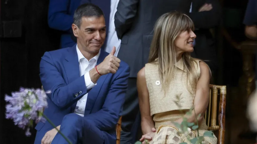 El presidente del Gobierno español, Pedro Sánchez y su mujer, Begoña Gómez durante la cena oficial a los participantes en la IV Conferencia Internacional para el Desarrollo de Sevilla, este lunes en Palacio de las Dueñas