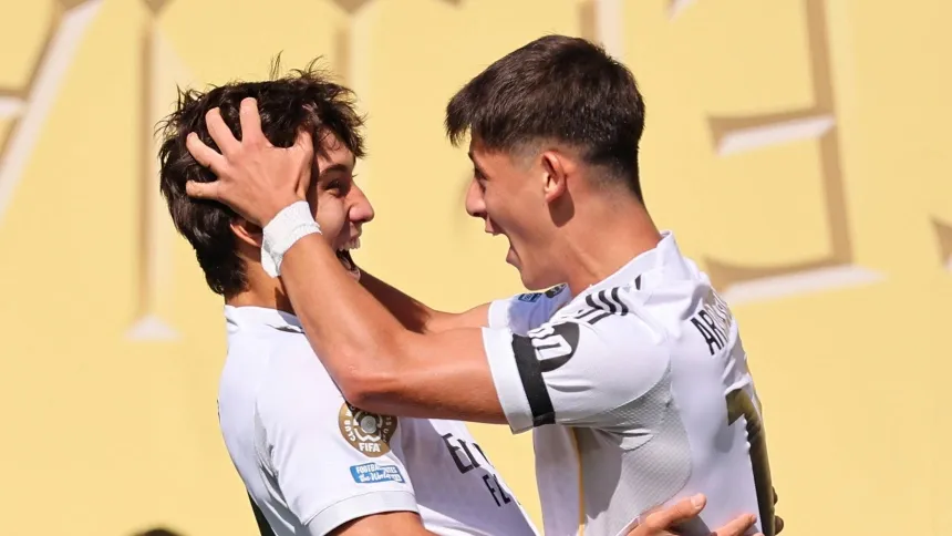 Gonzalo García celebra el gol junto a Arda Güler