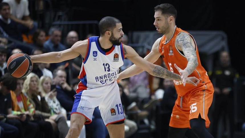 Darius Thompson es defendido por Stefan Jovic en la Fonteta en la 23/24