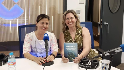 Cristina López Schlichting junto a la escritora María Saavedra