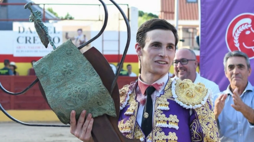 Sergio Rodríguez, alzando la Copa Chenel tras su triunfo en Valdetorres de Jarama