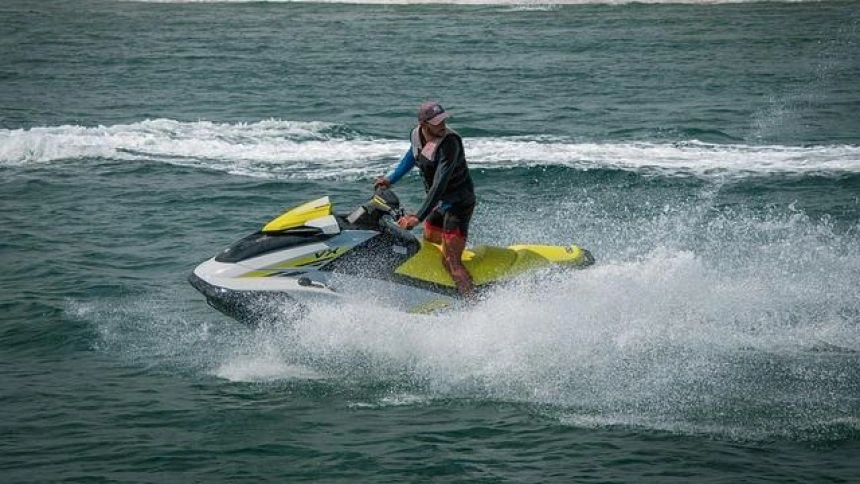 Turista conduciendo una moto de agua.
