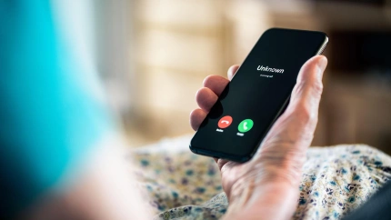 Una mujer recibe una llamada con número oculto en su teléfono móvil