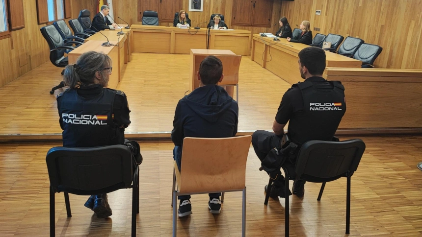 Acusado parricidio sentado