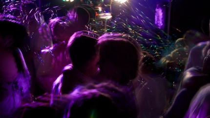 Un grupo de personas bailando en una discoteca