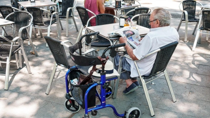 Un jubilado lee el periódico en Barcelona