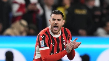 Theo Hernández jugando un partido con el Milan
