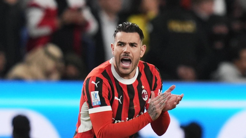 Theo Hernández jugando un partido con el Milan