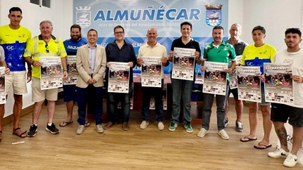 Los ponentes en la rueda de prensa posan con el cartel anunciador